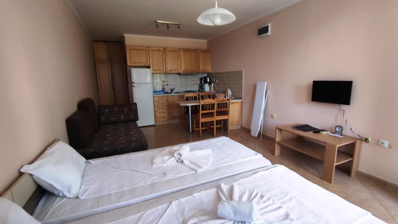 Marina Delfin Apartments - Top Location & Pet Friendly Sveti Vlas Esterno foto