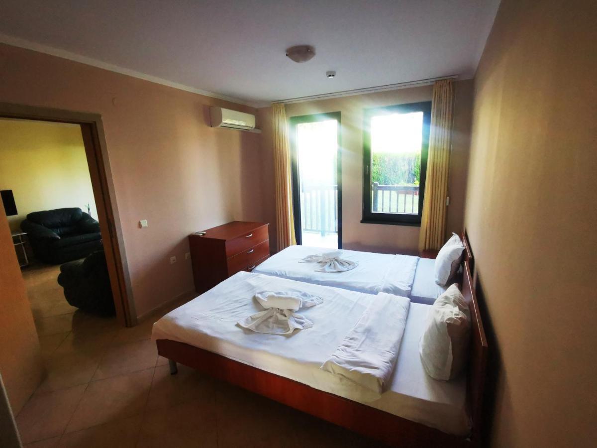Marina Delfin Apartments - Top Location & Pet Friendly Sveti Vlas Esterno foto