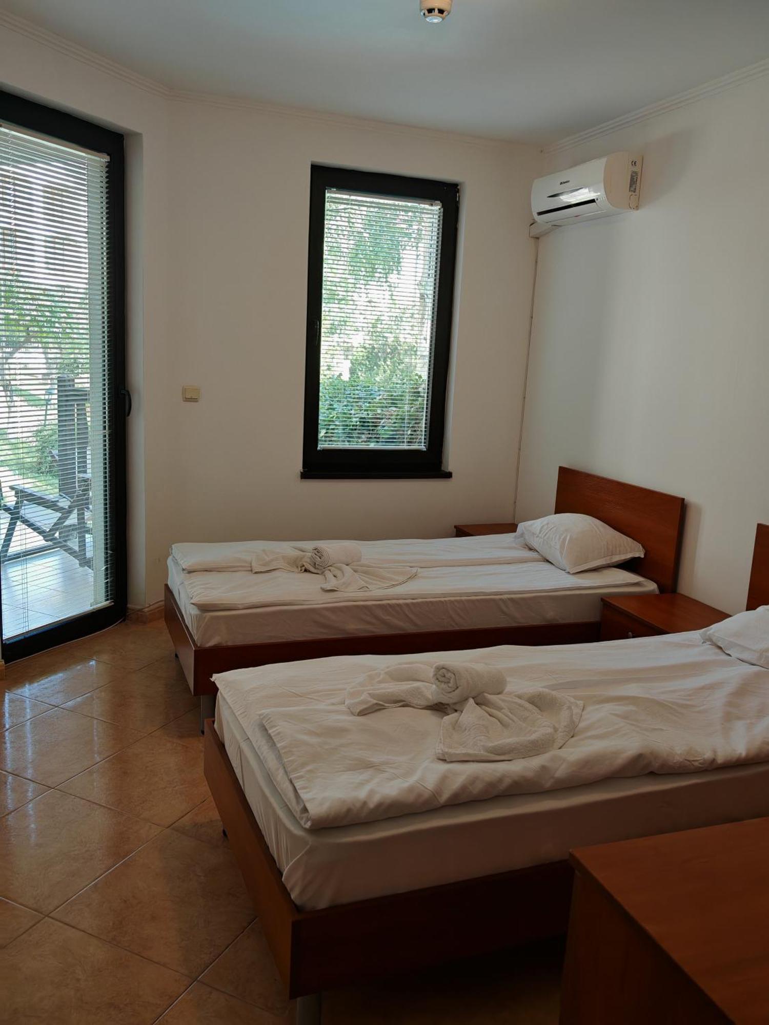 Marina Delfin Apartments - Top Location & Pet Friendly Sveti Vlas Esterno foto